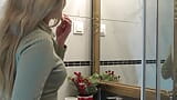 Hete nieuwe sexy blonde vrouw verwisselt slipje in de badkamer snapshot 8