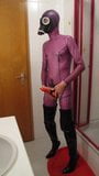 im lila Latex Catsuit mit Prostata-Vibrator gewichst snapshot 2