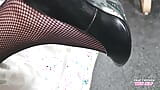 Il mio culo grosso e la mia figa pelosa in pvc stretto (matura donnona milf moglie amatoriale in collant a rete) snapshot 4