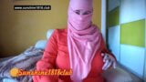 Moyen-Orient - hijab portant un musulman arabe à gros seins devant la caméra le 1er novembre snapshot 25