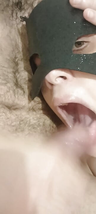 Amateur blowjob...young girl taking cumshot in the face..