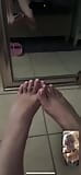 Leker till sina vackra fötter igen snapshot 10