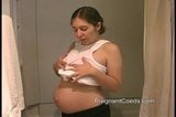 Une belle-mère enceinte à forte poitrine joue à la maison snapshot 2