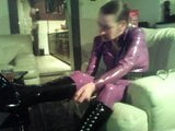 Istri saya dengan catsuit lateks ungu snapshot 5