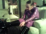 Meine Frau im lila Latex-Catsuit snapshot 5