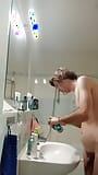 Roman de Worm neemt een douche! snapshot 1