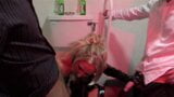 Приголомшлива блондинка катається на двох підтягнутих кунях у туалетах snapshot 2