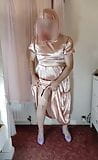 Britische Sissy Transvestit in voller Länge, Vintage-Satin snapshot 7