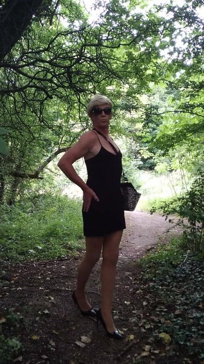Sexy claire queenbee na floresta