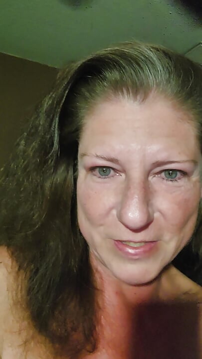 A bedtime story from the sexiest American Milf masturbating herself to sleep