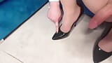 Sissy travesti fétiche dans des talons aiguilles, conversation coquine et éjaculation snapshot 10