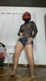 Trinitybr - striptease en pantalones cortos de mezclilla y body snapshot 3