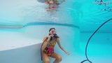 Una perfetta ragazza bruna Katya Nakolkina sott'acqua snapshot 6