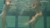 Stuiterende tieten lesbiennes Katka en Barbara onder water snapshot 9