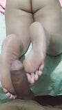 Les pieds d'une femme massent la bite et se sentent cochons snapshot 6