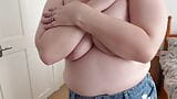 Tímida esposa en topless con grandes tetas posando en falda snapshot 3