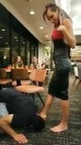 Adoration des pieds femdom en public snapshot 4