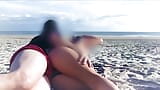 Orta yaşlı seksi kadın sahilde anüsünde bir yarak beklemiyordu! snapshot 4