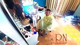 Kedai gunting rambut bogel. Pendandan rambut wanita bogel dalam apron. Kamera. Pelanggan terkejut. snapshot 15