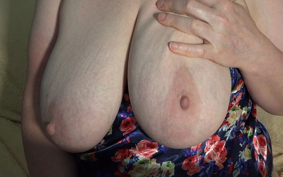 Uma milf gorda em uma webcam mostra seus peitos grandes e diz como se masturbar. Conversa suja e peitos flácidos.