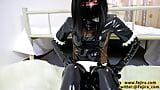 Fejira com - une fille en costume complet en latex caresse le bondage snapshot 3