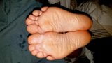 Ejaculação na sola e dedos dos pés da namorada snapshot 8