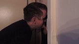 Seltsam geformter unbeschnittener Typ swingt zum ersten Gloryhole-Blowjob vorbei snapshot 7