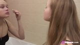 湿漉漉的娇小Bianca 19在浴室里享受私人时光！ snapshot 3