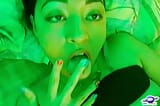 Saturno phun nước cô bé Latin gợi cảm nhất, trong căn phòng màu xanh lá cây, tôi dạy bạn cách thủ dâm một âm hộ bằng ngón tay của bạn. snapshot 18