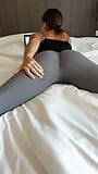 Mostrando il mio culo stretto nei miei leggings da palestra snapshot 4