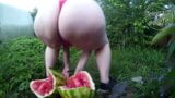 Dicker Arsch zerquetscht Wassermelone snapshot 10