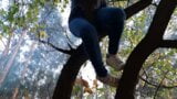 Une fille a grimpé à un arbre pour se caresser la chatte - illusion lesbienne snapshot 9