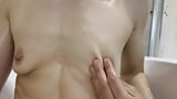 Éjaculation féminine dans le bain snapshot 5