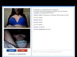 La chica estaba emocionada con la chica bot en el chat. snapshot 3