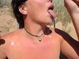 Nude Beach - doppelter Blowjob mit zwei Cim-Gesichtsbesamungen snapshot 10