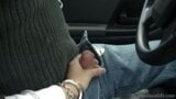 Freche Brünette packt Schwanz und gibt Blowjob im Auto snapshot 5