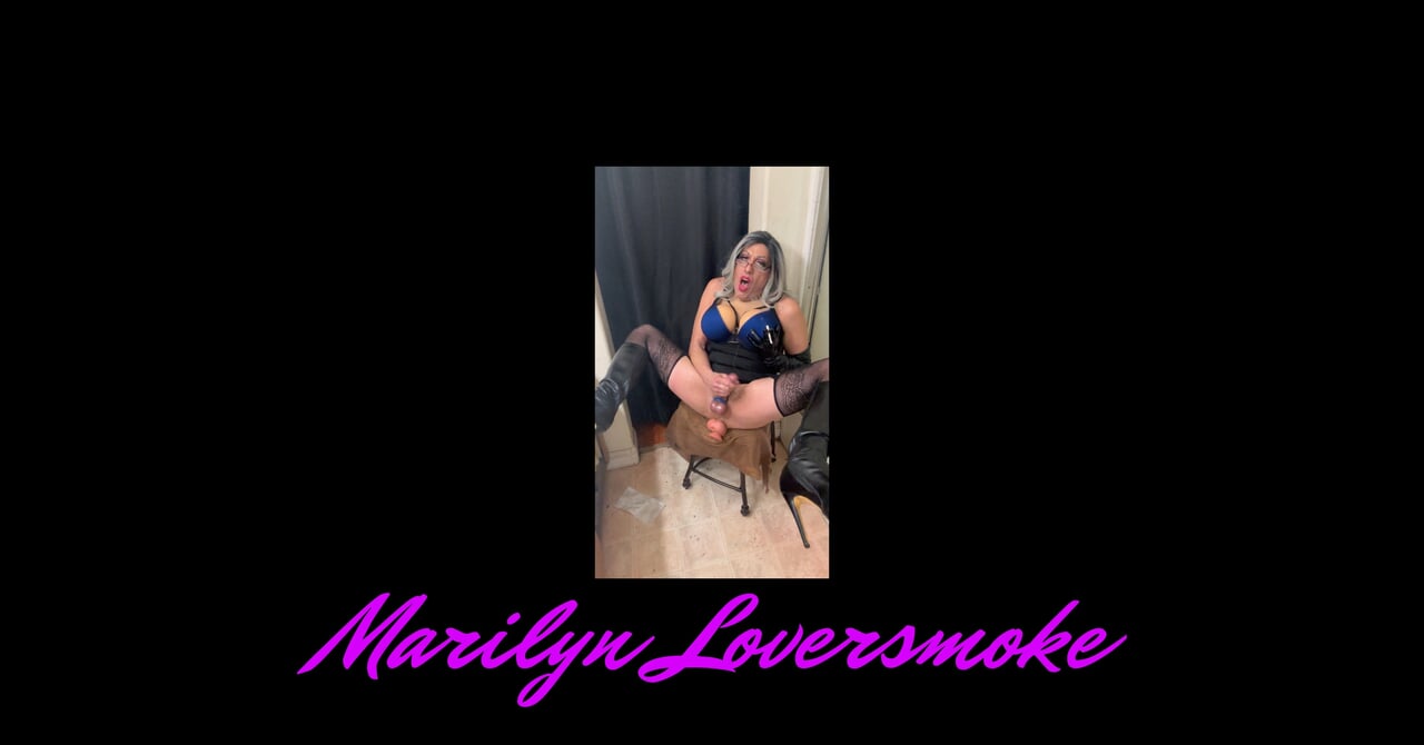 Une trans mange du sperme après avoir fumé et caressé Marilyn Loversmoke