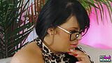 Sexy moeder - milf Lou Lou is erg boos op Emilia snapshot 2