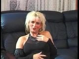 Blonde blonde MILF im Strumpf ist begierig darauf, Jungen zu ficken snapshot 2