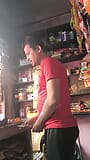 Ragazzo indiano si scopa da solo in un negozio snapshot 1