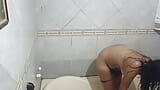 Une demi-sœur indienne se fait enculer sous la douche snapshot 5