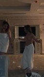 Chicas bailando, medio desnudas snapshot 1