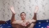 Twink, schwuler Junge spielt mit seinem Arsch. snapshot 5