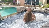 Une MILF sexy se fait baiser dans un jacuzzi à l'extérieur - couple russe amateur snapshot 3