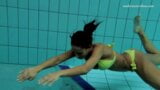 Gele neon bikini grote tieten babe onder water - Zlata snapshot 6