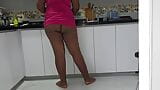 Eu me masturbo olhando a bunda linda da minha meia-irmã snapshot 4