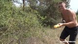 Adolescente magra scopa uno sconosciuto in piedi nei boschi snapshot 5