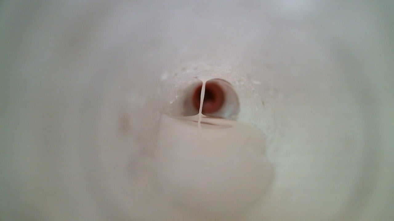 Oskuren kuk kommer högt inuti fleshlight is