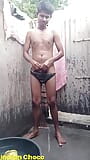 Niño indio del pueblo bañándose desnudo en público snapshot 8