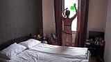 Erotischer Tanz im Hotelzimmer mit großem Bett snapshot 6